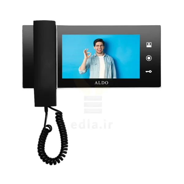مانیتور 728 که دارای یک صفحه نمایش 7اینچی است و در کنار آن دکمه های لمسی و هندست گوشی قرار دارد
