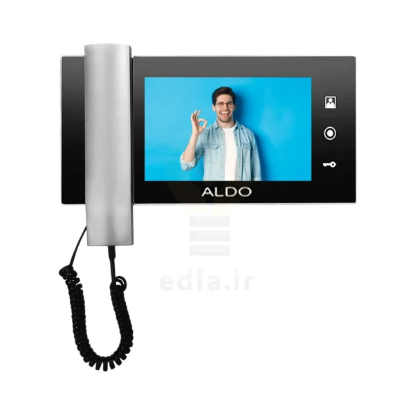 مانیتور 728 که دارای یک صفحه نمایش 7اینچی است و در کنار آن دکمه های لمسی و هندست گوشی قرار دارد