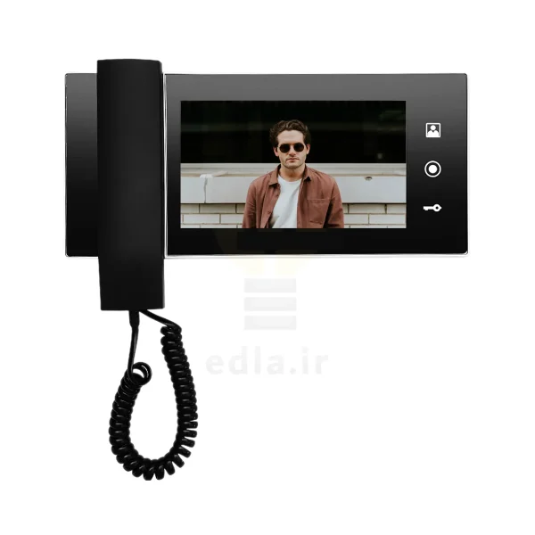 مانیتور 728M که دارای یک صفحه نمایش 7اینچی است و در کنار آن دکمه های لمسی و هندست گوشی قرار دارد