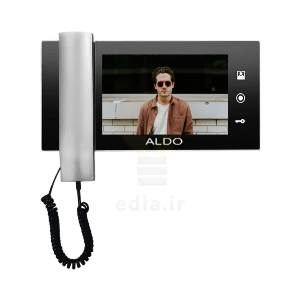 مانیتور 728M که دارای یک صفحه نمایش 7اینچی است و در کنار آن دکمه های لمسی و هندست گوشی قرار دارد