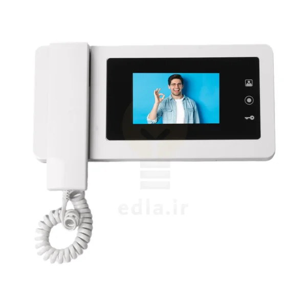 مانیتور V414 یک صفحه نمایش 4.3 اینچی که اطراف آن یک کادر مشکی رنگ است را دارد و در کنار صفحه نمایش کلید های لمسی مانیتور قرار دارد
