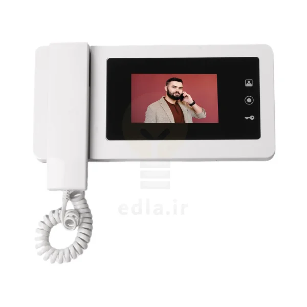 مانیتور V414M یک صفحه نمایش 4.3 اینچی که اطراف آن یک کادر مشکی رنگ است را دارد و در کنار صفحه نمایش کلید های لمسی مانیتور قرار دارد
