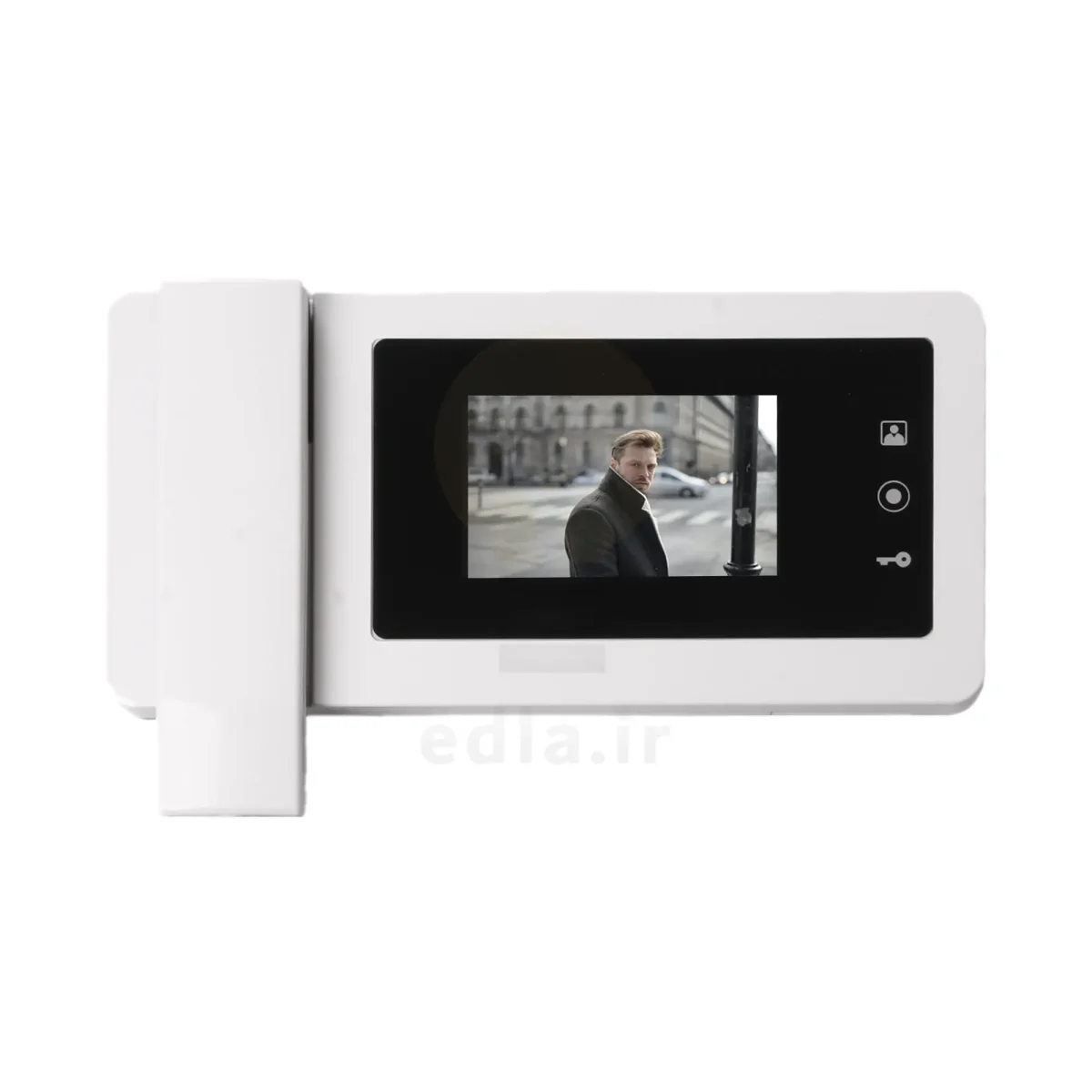 مانیتور V424 یک صفحه نمایش 4.3 اینچی که اطراف آن یک کادر مشکی رنگ است را دارد و در کنار صفحه نمایش کلید های لمسی مانیتور قرار دارد