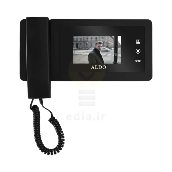 مانیتور V424 یک صفحه نمایش 4.3 اینچی که اطراف آن یک کادر مشکی رنگ است را دارد و در کنار صفحه نمایش کلید های لمسی مانیتور قرار دارد