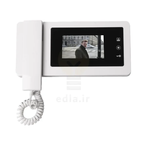 مانیتور V424 یک صفحه نمایش 4.3 اینچی که اطراف آن یک کادر مشکی رنگ است را دارد و در کنار صفحه نمایش کلید های لمسی مانیتور قرار دارد