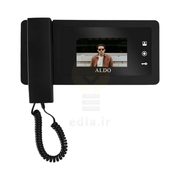 مانیتور V424M یک صفحه نمایش 4.3 اینچی که اطراف آن یک کادر مشکی رنگ است را دارد و در کنار صفحه نمایش کلید های لمسی مانیتور قرار دارد