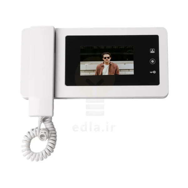 مانیتور V424M یک صفحه نمایش 4.3 اینچی که اطراف آن یک کادر مشکی رنگ است را دارد و در کنار صفحه نمایش کلید های لمسی مانیتور قرار دارد