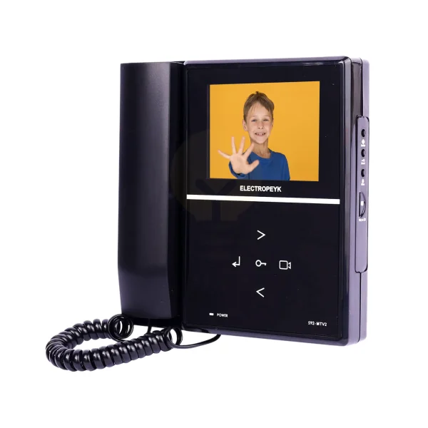 صفحه نمایش 4 اینچی که دارای یک کادر مشکی رنگ است و زیر کادر 5 کلید برای باز کردن درب و دسترسی به منو وجود دارد و همچنین سمت چپ کادر هندست گوشی قرار دارد