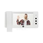 مانیتور آیفون تصویری اف اف تکنولوژی C70 53 صفحه نمایش که در آن عکس یک فرد وجود دارد و کنار آن دکمه ها وجود دارد و زیر آن لوگوی اف اف حک شده است