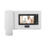 مانیتور آیفون تصویری تابا TVD-1035M 147 یک کادر مشکی که یک فرد با عینک در وسط آن ایستاد
